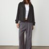 Kurzes, fließendes Trenchcoat mit Gürtel Kurzes, fließendes Trenchcoat mit Gürtel