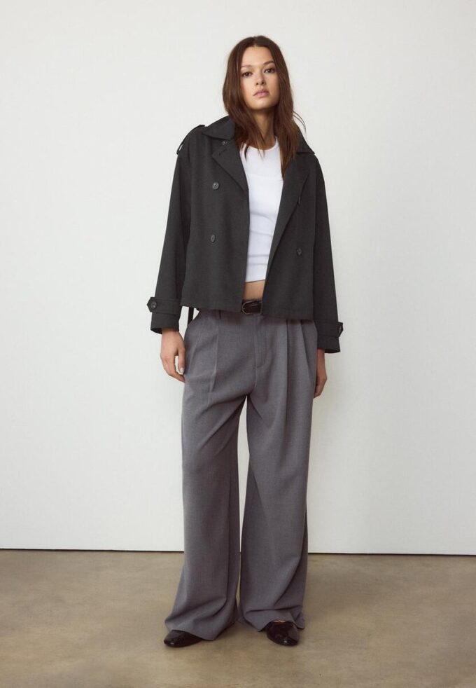 Kurzes, fließendes Trenchcoat mit Gürtel Kurzes, fließendes Trenchcoat mit Gürtel