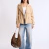 Kurzes, fließendes Trenchcoat mit Gürtel Kurzes, fließendes Trenchcoat mit Gürtel