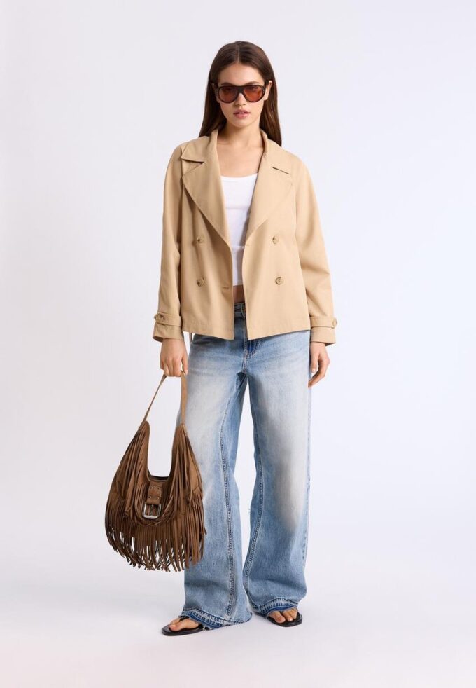 Kurzes, fließendes Trenchcoat mit Gürtel Kurzes, fließendes Trenchcoat mit Gürtel
