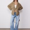 Kurzes, fließendes Trenchcoat mit Gürtel Kurzes, fließendes Trenchcoat mit Gürtel