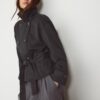 Kurzes, fließendes Trenchcoat mit Gürtel Kurzes, fließendes Trenchcoat mit Gürtel