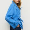 Kurzes, fließendes Trenchcoat mit Gürtel Kurzes, fließendes Trenchcoat mit Gürtel