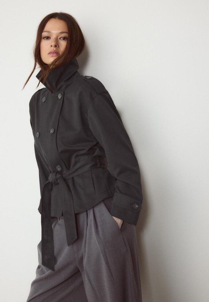 Kurzes, fließendes Trenchcoat mit Gürtel Kurzes, fließendes Trenchcoat mit Gürtel