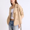 Kurzes, fließendes Trenchcoat mit Gürtel Kurzes, fließendes Trenchcoat mit Gürtel