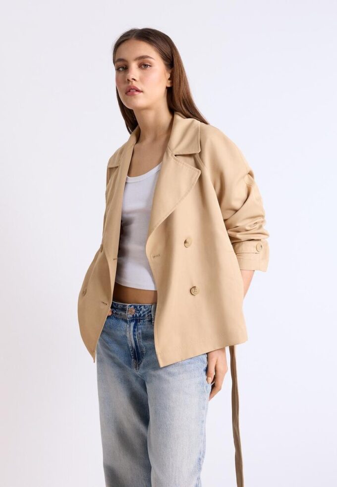 Kurzes, fließendes Trenchcoat mit Gürtel Kurzes, fließendes Trenchcoat mit Gürtel