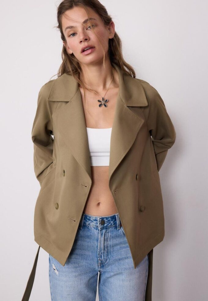 Kurzes, fließendes Trenchcoat mit Gürtel Kurzes, fließendes Trenchcoat mit Gürtel