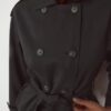 Kurzes, fließendes Trenchcoat mit Gürtel Kurzes, fließendes Trenchcoat mit Gürtel