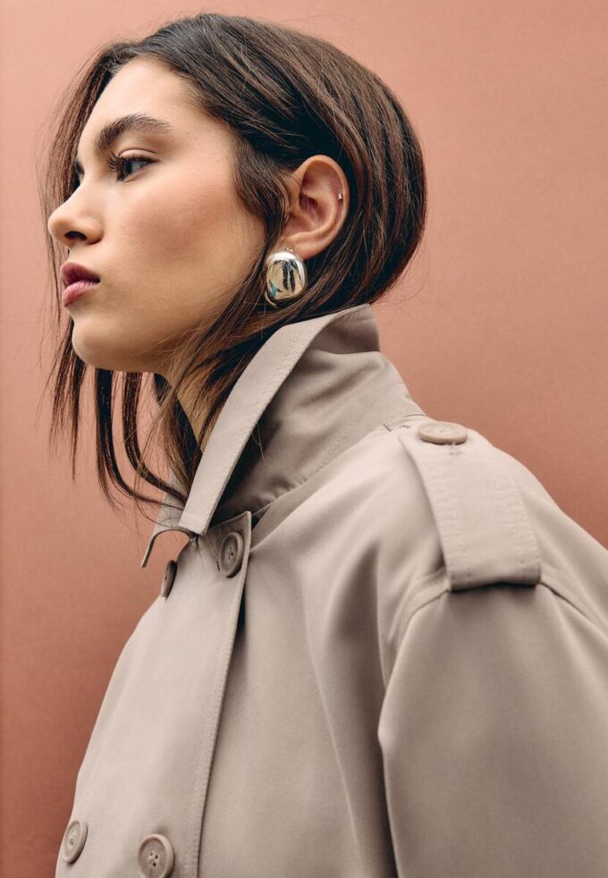 Kurzes, fließendes Trenchcoat mit Gürtel Kurzes, fließendes Trenchcoat mit Gürtel