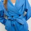 Kurzes, fließendes Trenchcoat mit Gürtel Kurzes, fließendes Trenchcoat mit Gürtel