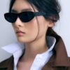 Kurzes, fließendes Trenchcoat mit Gürtel Kurzes, fließendes Trenchcoat mit Gürtel