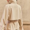 Kurzes, fließendes Trenchcoat mit Gürtel Kurzes, fließendes Trenchcoat mit Gürtel
