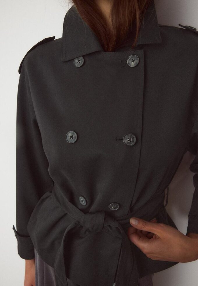 Kurzes, fließendes Trenchcoat mit Gürtel Kurzes, fließendes Trenchcoat mit Gürtel