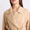 Kurzes, fließendes Trenchcoat mit Gürtel Kurzes, fließendes Trenchcoat mit Gürtel