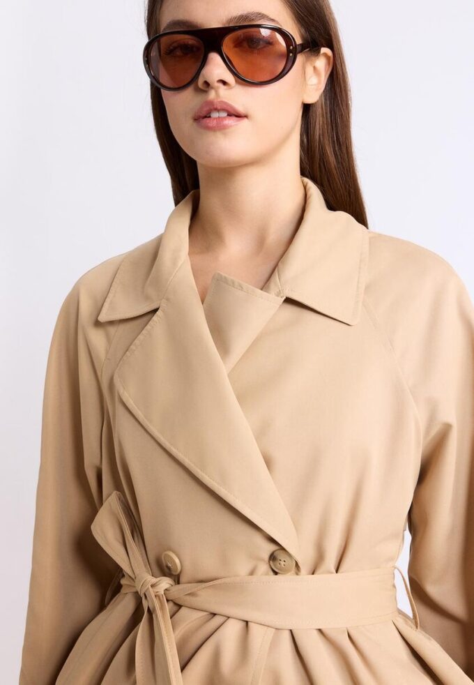 Kurzes, fließendes Trenchcoat mit Gürtel Kurzes, fließendes Trenchcoat mit Gürtel