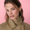 Kurzes, fließendes Trenchcoat mit Gürtel Kurzes, fließendes Trenchcoat mit Gürtel