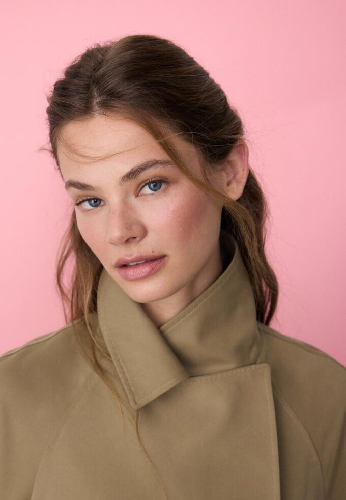Kurzes, fließendes Trenchcoat mit Gürtel Kurzes, fließendes Trenchcoat mit Gürtel