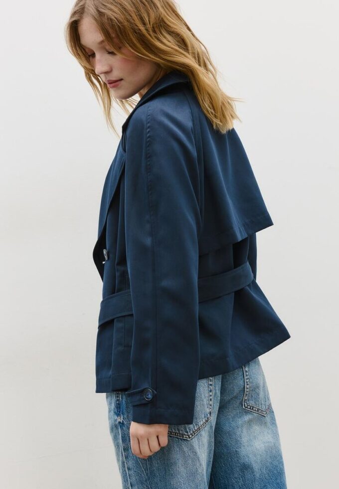 Kurzes, fließendes Trenchcoat mit Gürtel Kurzes, fließendes Trenchcoat mit Gürtel