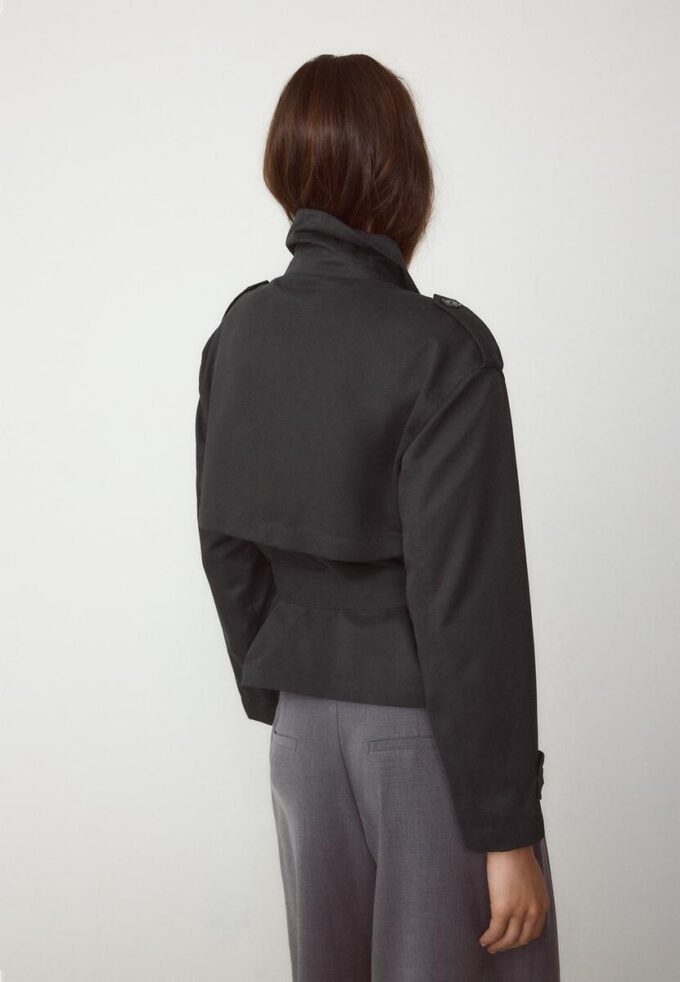 Kurzes, fließendes Trenchcoat mit Gürtel Kurzes, fließendes Trenchcoat mit Gürtel