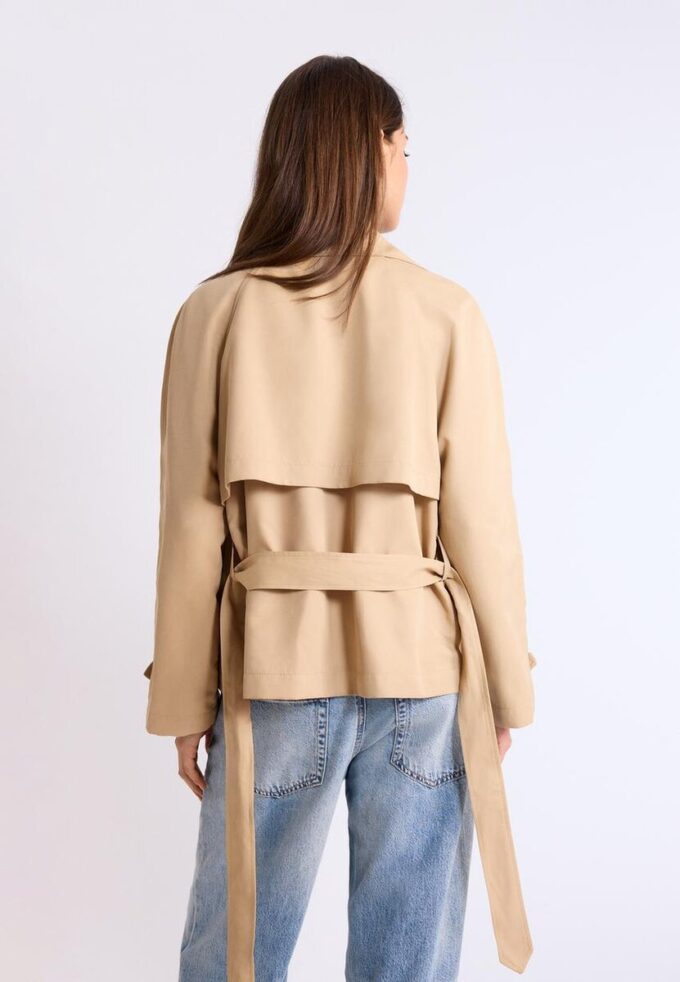 Kurzes, fließendes Trenchcoat mit Gürtel Kurzes, fließendes Trenchcoat mit Gürtel