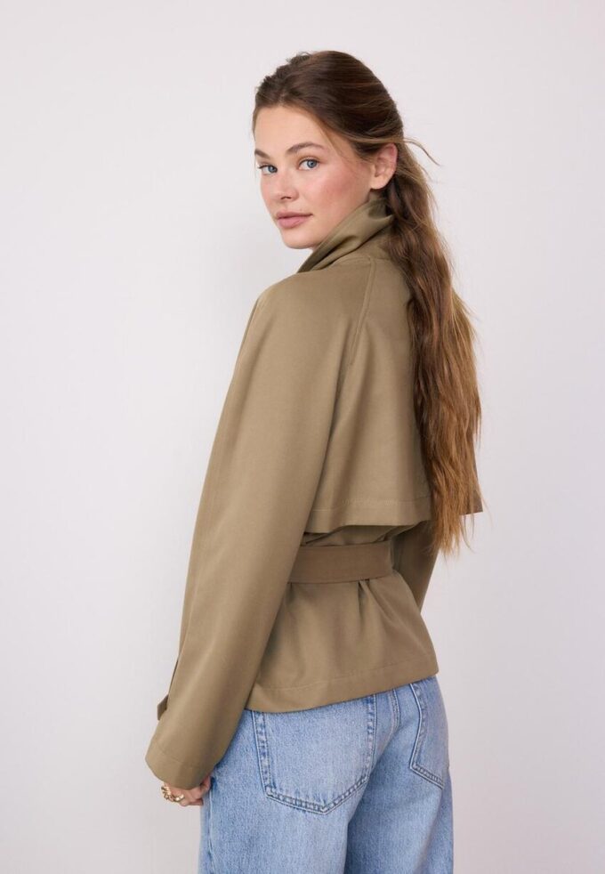 Kurzes, fließendes Trenchcoat mit Gürtel Kurzes, fließendes Trenchcoat mit Gürtel