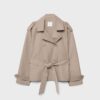 Kurzes, fließendes Trenchcoat mit Gürtel Kurzes, fließendes Trenchcoat mit Gürtel