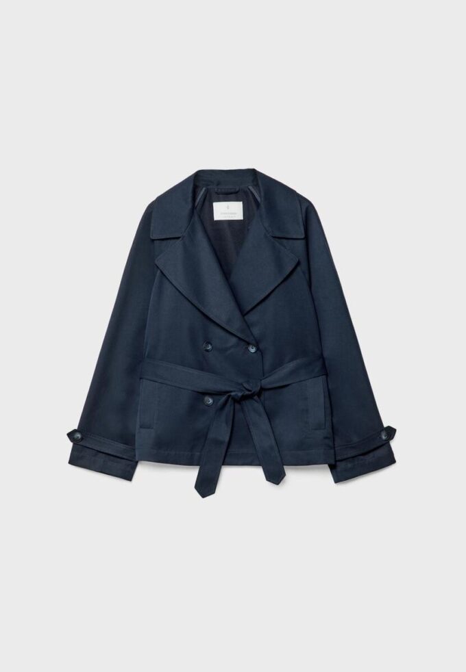 Kurzes, fließendes Trenchcoat mit Gürtel Kurzes, fließendes Trenchcoat mit Gürtel