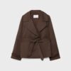 Kurzes, fließendes Trenchcoat mit Gürtel Kurzes, fließendes Trenchcoat mit Gürtel