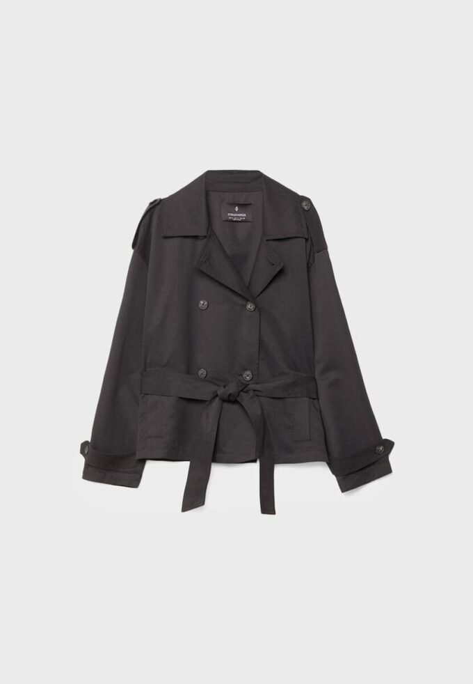 Kurzes, fließendes Trenchcoat mit Gürtel Kurzes, fließendes Trenchcoat mit Gürtel