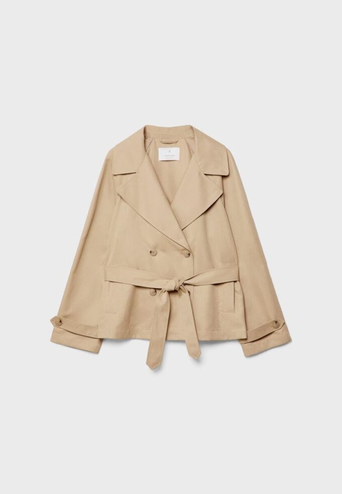 Kurzes, fließendes Trenchcoat mit Gürtel Kurzes, fließendes Trenchcoat mit Gürtel