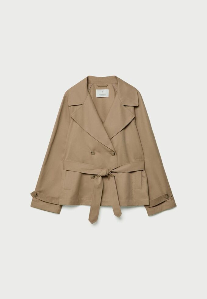 Kurzes, fließendes Trenchcoat mit Gürtel Kurzes, fließendes Trenchcoat mit Gürtel
