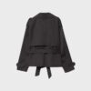 Kurzes, fließendes Trenchcoat mit Gürtel Kurzes, fließendes Trenchcoat mit Gürtel