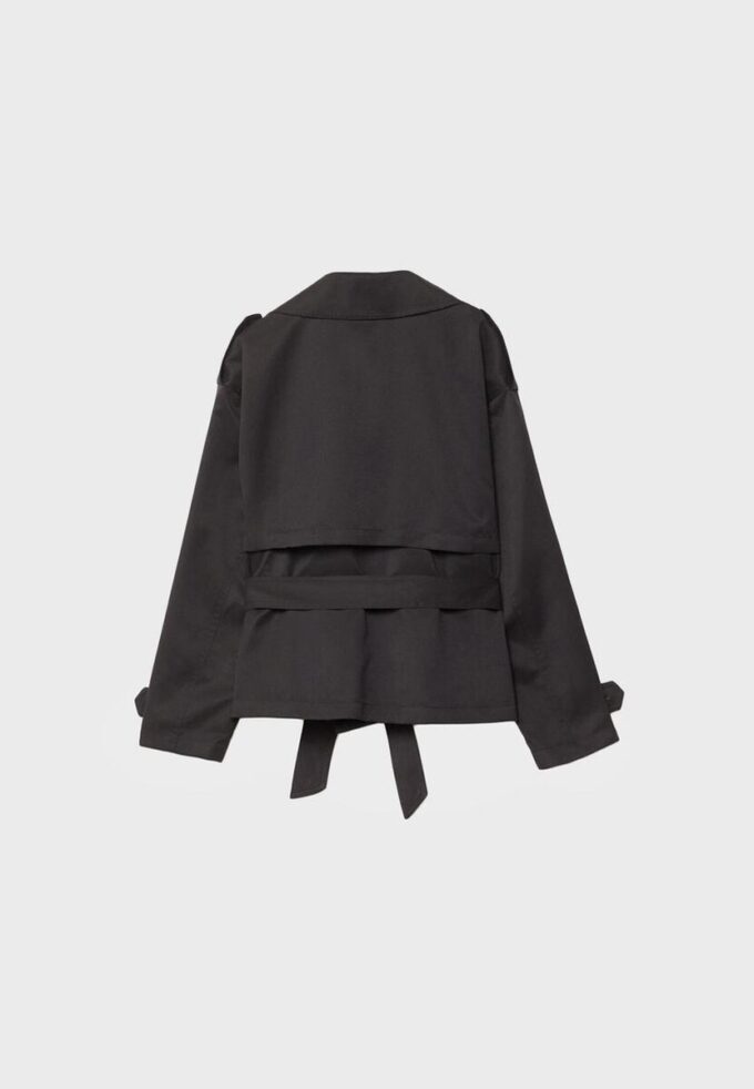 Kurzes, fließendes Trenchcoat mit Gürtel Kurzes, fließendes Trenchcoat mit Gürtel