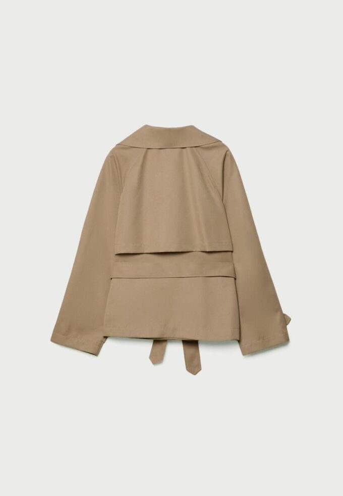 Kurzes, fließendes Trenchcoat mit Gürtel Kurzes, fließendes Trenchcoat mit Gürtel