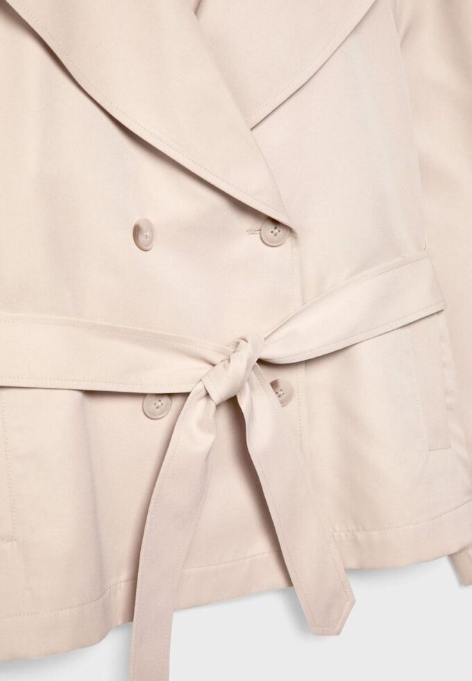Kurzes, fließendes Trenchcoat mit Gürtel Kurzes, fließendes Trenchcoat mit Gürtel
