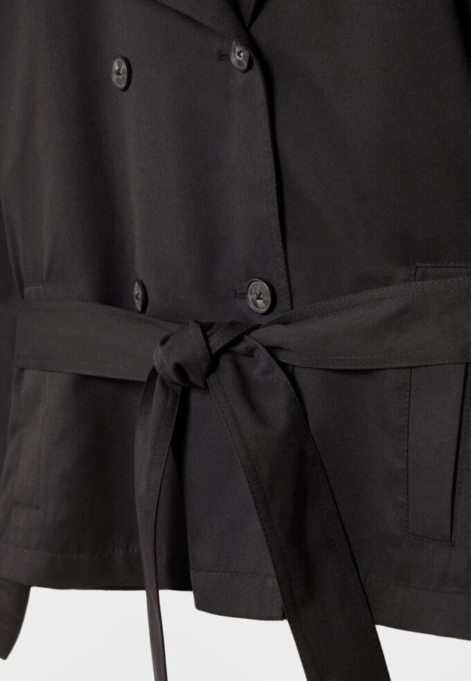 Kurzes, fließendes Trenchcoat mit Gürtel Kurzes, fließendes Trenchcoat mit Gürtel