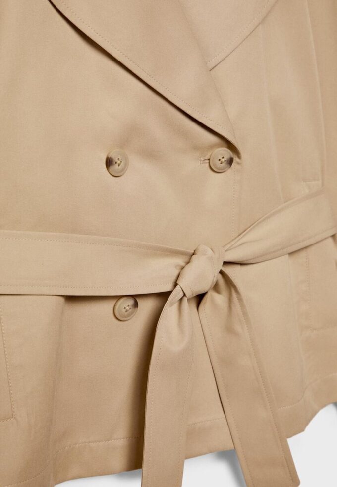 Kurzes, fließendes Trenchcoat mit Gürtel Kurzes, fließendes Trenchcoat mit Gürtel