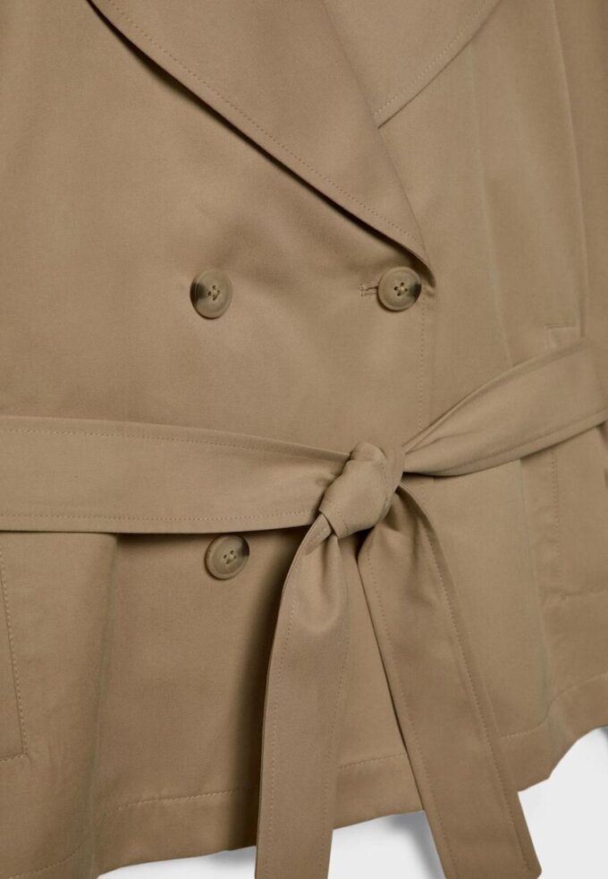 Kurzes, fließendes Trenchcoat mit Gürtel Kurzes, fließendes Trenchcoat mit Gürtel