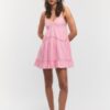 Kurzes Kleid mit Spitzendetails Kurzes Kleid mit Spitzendetails