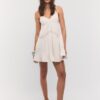 Kurzes Kleid mit Spitzendetails Kurzes Kleid mit Spitzendetails