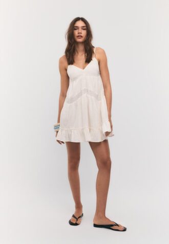 Kurzes Kleid mit Spitzendetails
