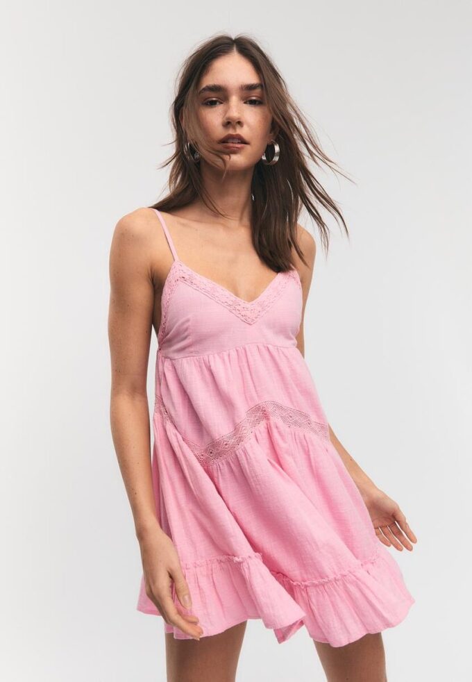 Kurzes Kleid mit Spitzendetails Kurzes Kleid mit Spitzendetails