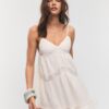 Kurzes Kleid mit Spitzendetails Kurzes Kleid mit Spitzendetails
