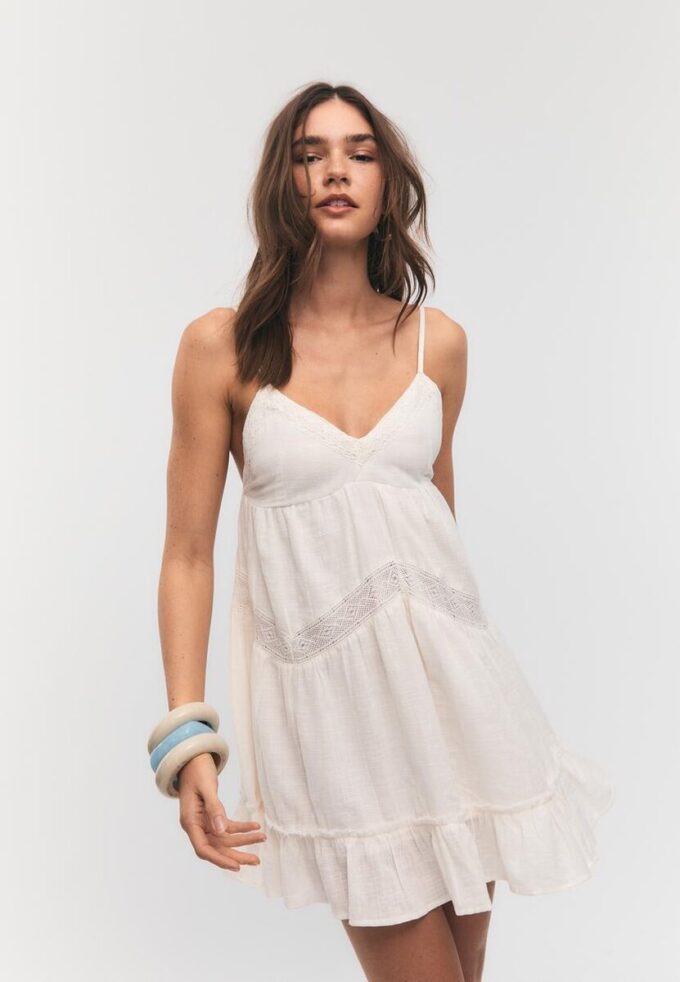 Kurzes Kleid mit Spitzendetails Kurzes Kleid mit Spitzendetails