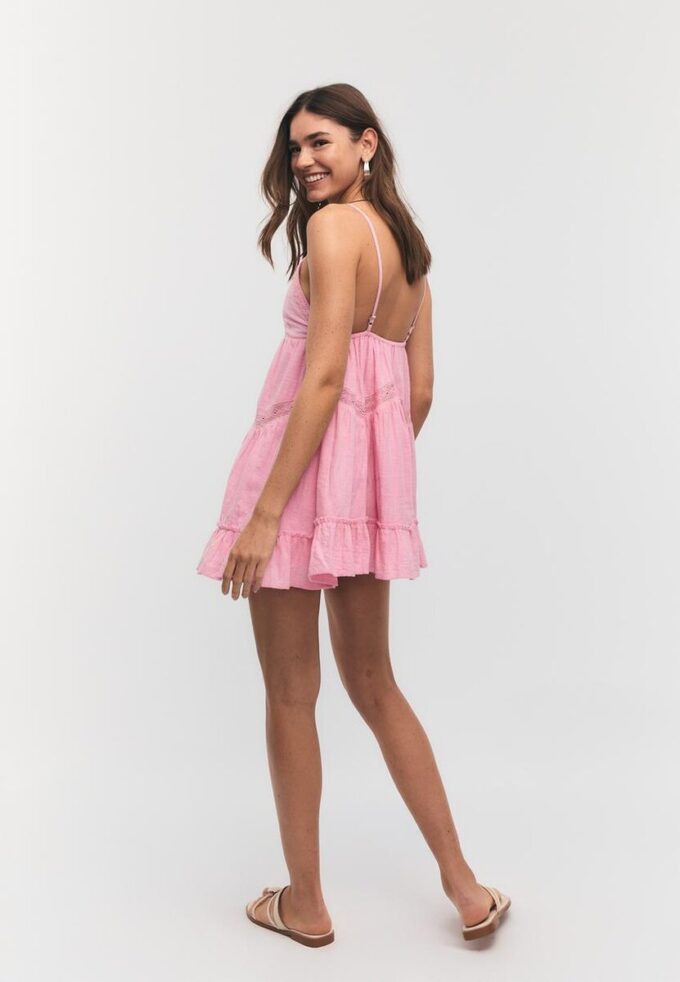 Kurzes Kleid mit Spitzendetails Kurzes Kleid mit Spitzendetails
