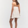 Kurzes Kleid mit Spitzendetails Kurzes Kleid mit Spitzendetails