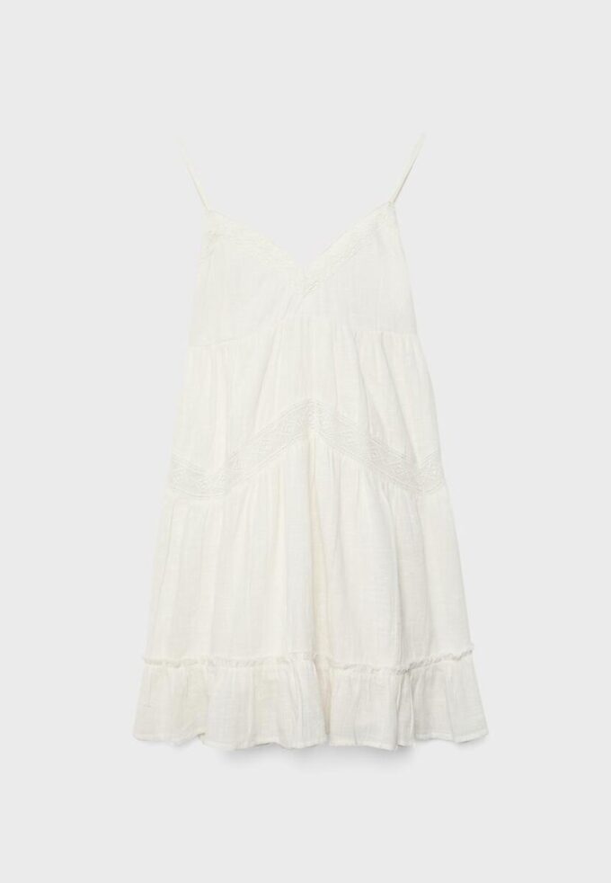 Kurzes Kleid mit Spitzendetails Kurzes Kleid mit Spitzendetails