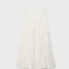 Kurzes Kleid mit Spitzendetails Kurzes Kleid mit Spitzendetails