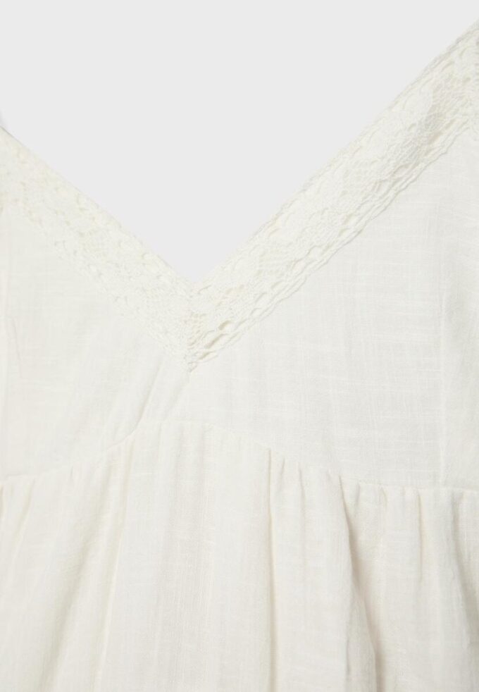 Kurzes Kleid mit Spitzendetails Kurzes Kleid mit Spitzendetails