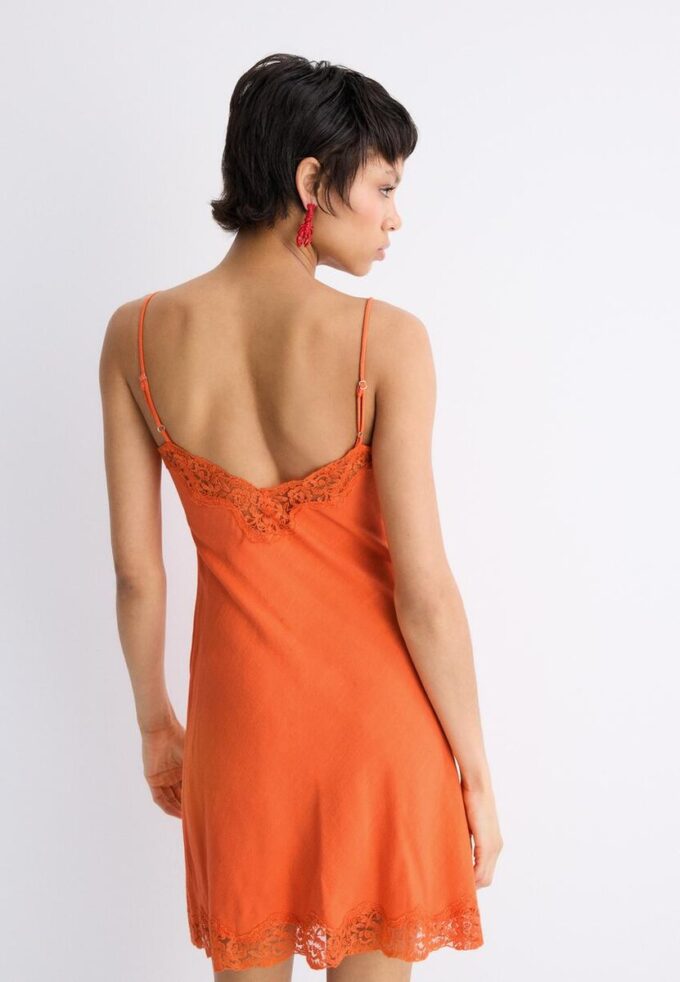 Kurzes rustikales Spitzenkleid Kurzes rustikales Spitzenkleid